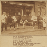 717072 Fotoadvertentie van de Transvaalsche Vleeschhal (Kanaalstraat 23) te Utrecht, met voor de etalage twee voor de ...